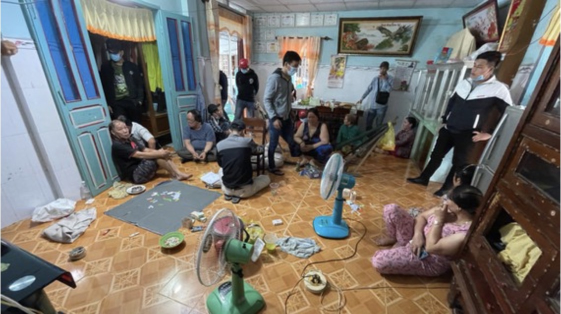 Bắt tạm giam nhiều “quý bà” tổ chức đán̸h̸ b̸ạc̸ ăn tiền tại Tiền Giang