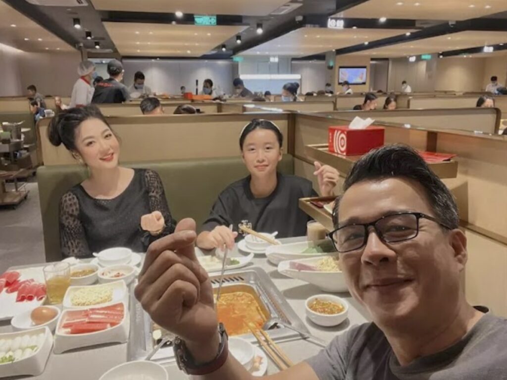 Đại gia Thắng Ngô khoe ảnh đưa vợ mới và con gái đi ăn chung với nhau. Trông cả 3 vô cùng vui vẻ và thân thiết