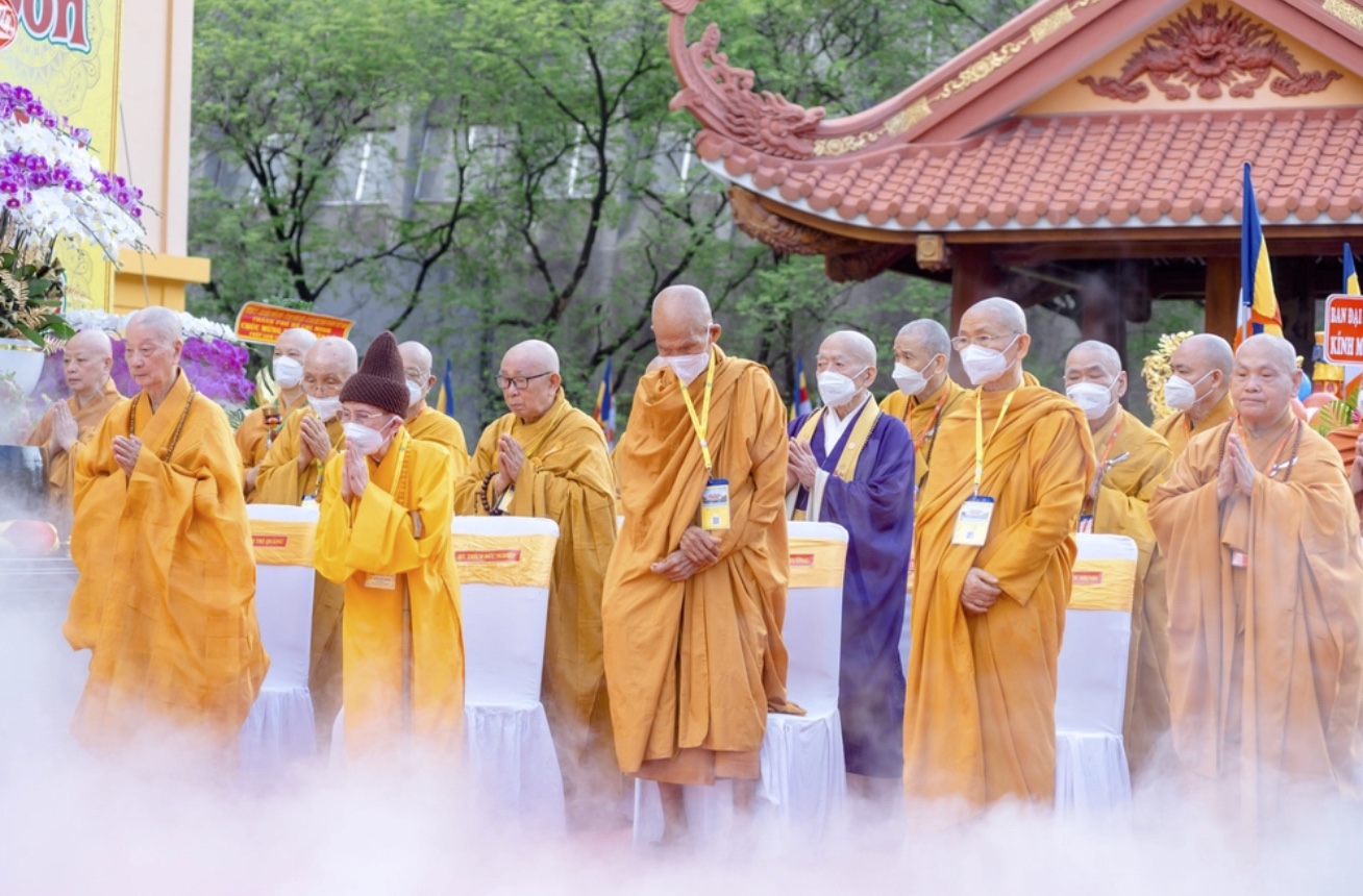 Hàng ngàn Tăng Ni, Phật tử trang nghiêm kính mừng Phật Đản PL.2566