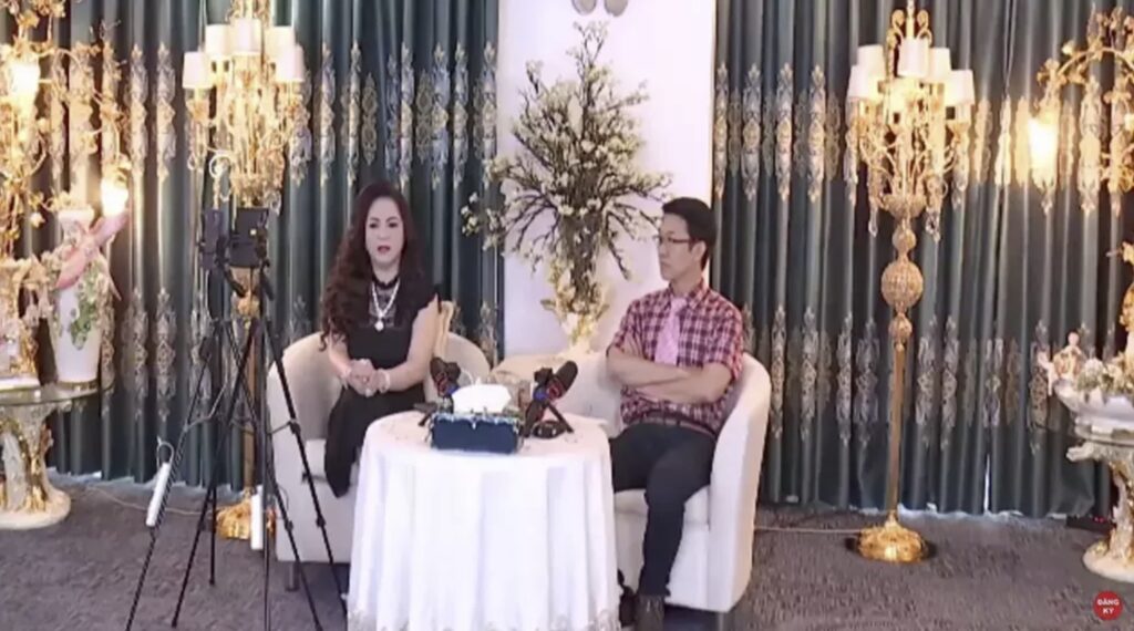 Tiến sĩ luật Đặng Anh Quân xuất hiện trong nhiều livestream của bà Nguyễn Phương Hằng. Ảnh: Chụp màn hình