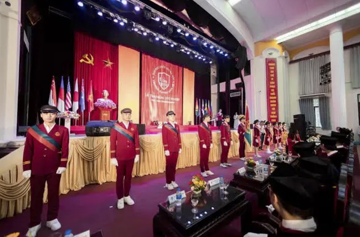 ĐH Kinh tế phản hồi về hình ảnh hiệu trưởng cầm quyền trượng trong lễ tốt nghiệp: “Đây là truyền thống lâu năm của nhà trường”